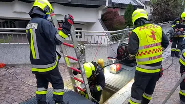 Feuerwehrmänner und -frauen bei der Arbeit